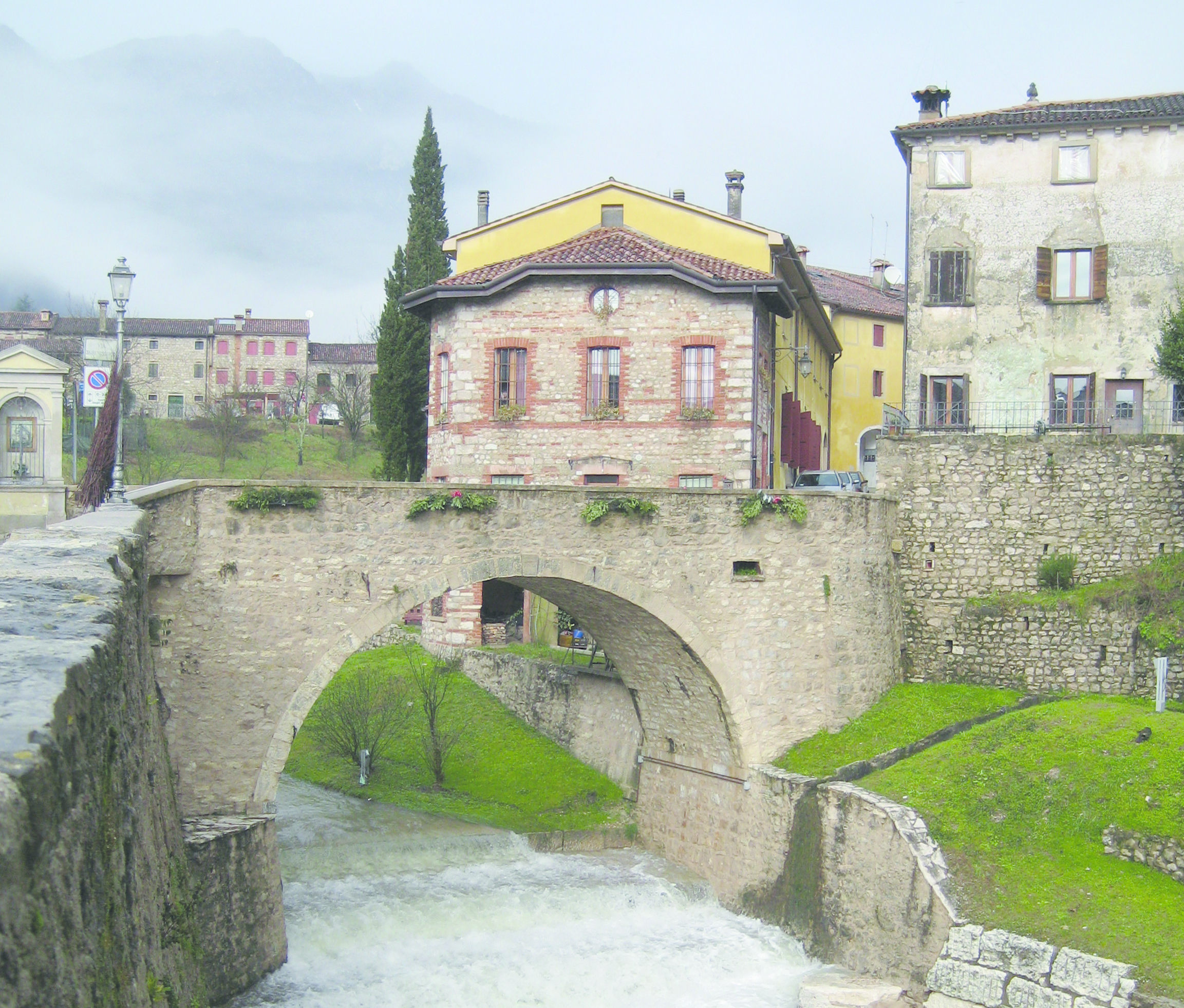 Il ponte dei Sassi sul Rujo e gli edifici della ex latteria del borgo Capretta Mugnai